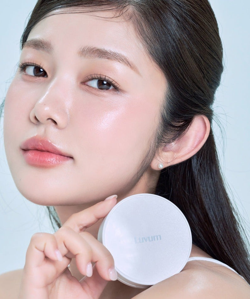 Décris l'image en français : LUVUM Moisture Glow Cushion Refill Set de la marque LUVUM, gros plan visage sur fond clair.