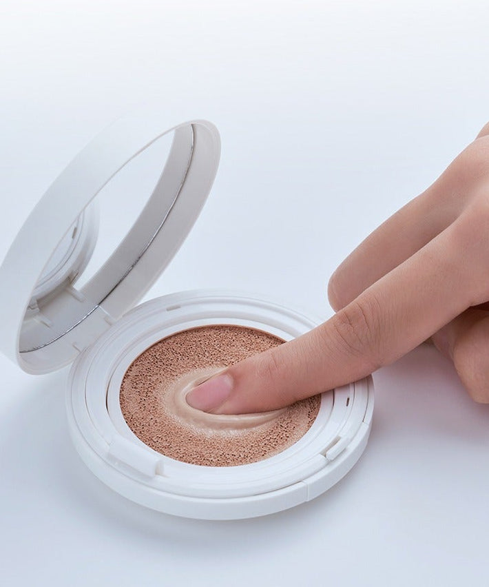 LUVUM Moisture Glow Cushion Refill Set : coussin maquillage hydratant de la marque LUVUM, recharge ouverte sur fond clair.