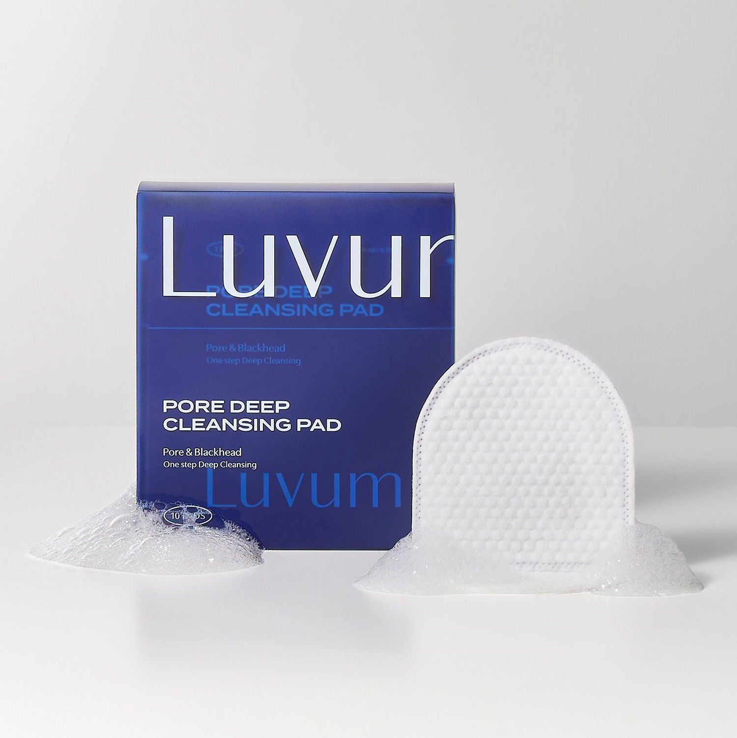 Décris l'image en français : LUVUM Pore Deep Cleansing Pads 10 Sheets, marque LUVUM, disques blancs sur fond clair.