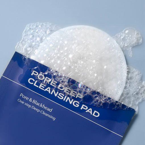 Décris l'image en français: LUVUM Pore Deep Cleansing Pads 10 Sheets, marque LUVUM, pad poreux bleu et blanc sur fond clair.