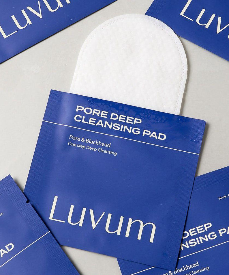Décris l'image en français en mentionnant le produit, la marque et le contexte visuel: LUVUM Pore Deep Cleansing Pads 10 Sheets