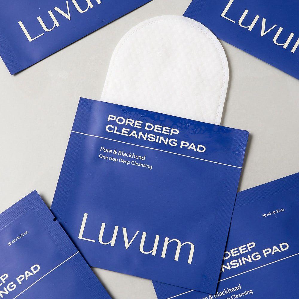 Décris l'image en français en mentionnant le produit, la marque et le contexte visuel: LUVUM Pore Deep Cleansing Pads 10 Sheets