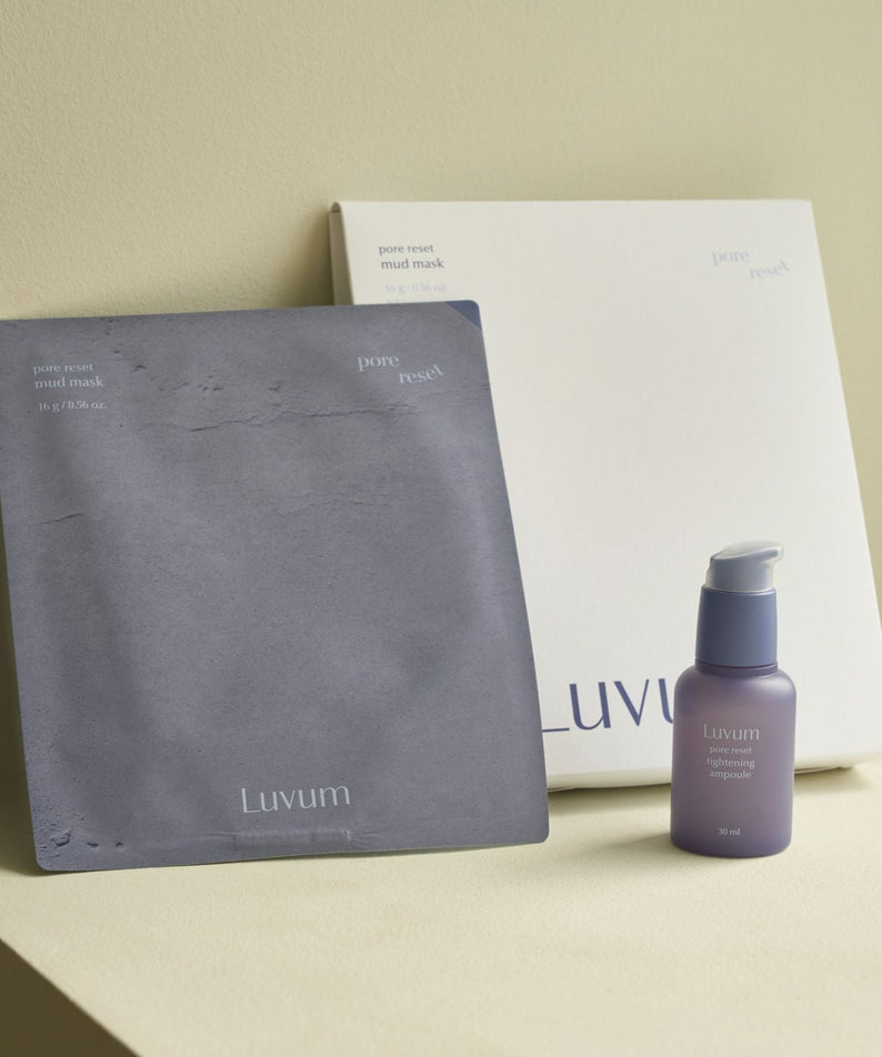 LUVUM Pore Reset Mud Mask 5 Sheets de la marque Luvum, masques en feuille et flacon, sur fond beige.