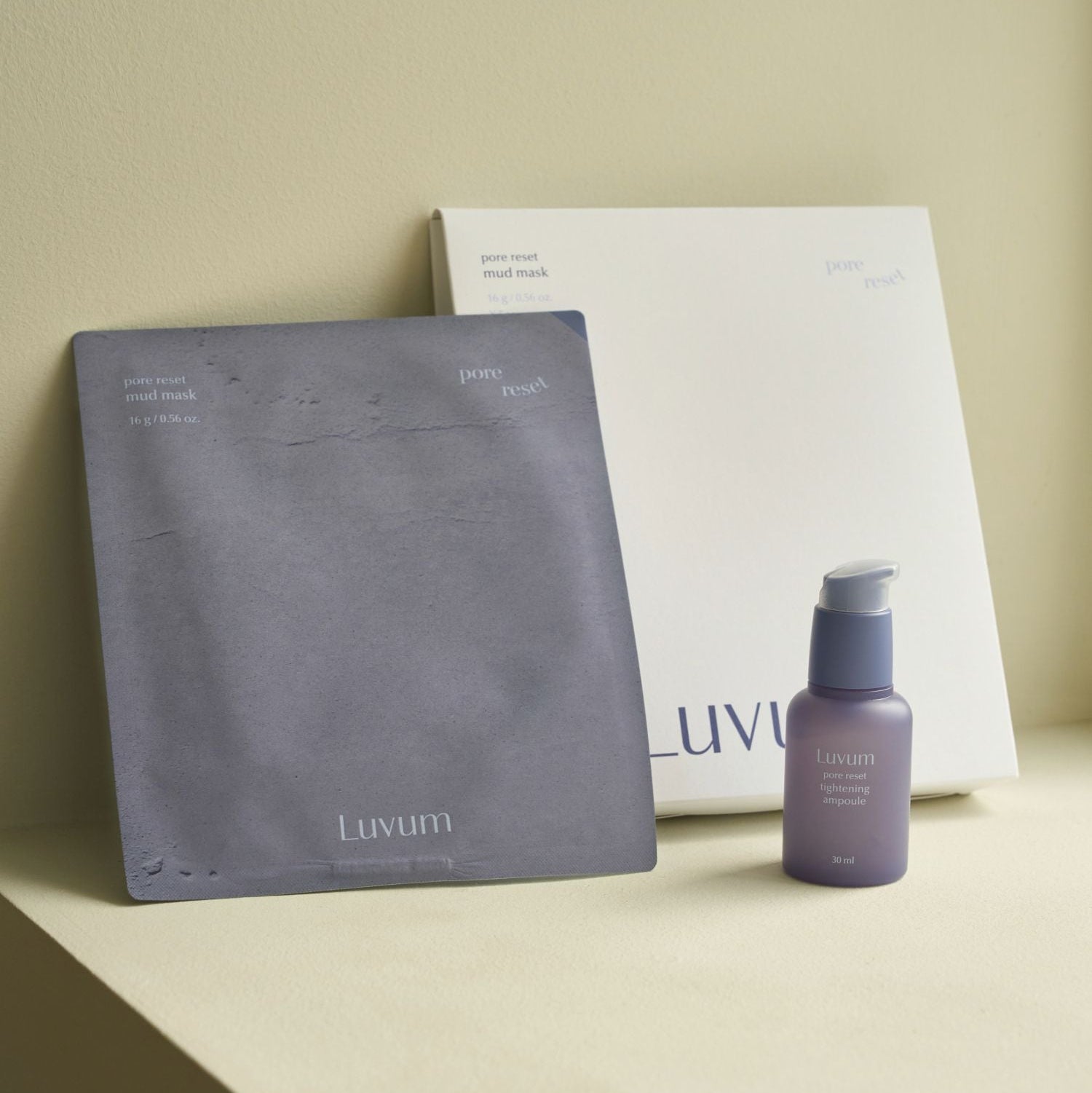 LUVUM Pore Reset Mud Mask 5 Sheets de la marque Luvum, masques en feuille et flacon, sur fond beige.
