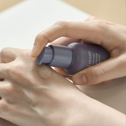 LUVUM Pore Reset Tightening Ampoule 30ml, marque LUVUM, photo main appliquant l’ampoule sur la peau, concept pores.