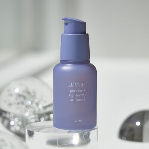 LUVUM Pore Reset Tightening Ampoule 30ml, flacon bleu sur socle argent, décor effet pores, studio beauté