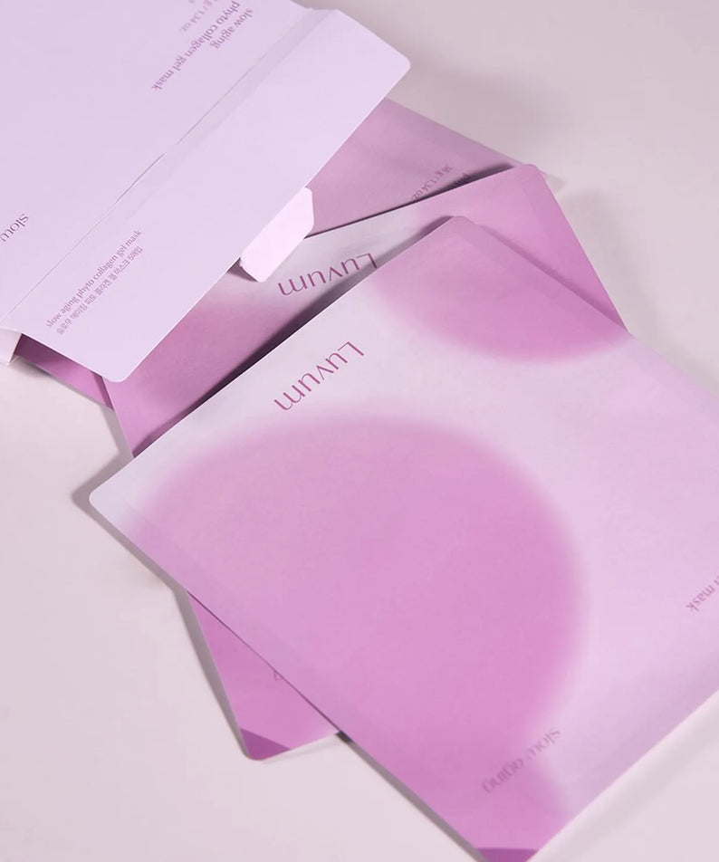 LUVUM SLow Aging Phyto Collagen Gel Mask 5 Pieces, masques en gel violet LUVUM sur fond rose (5 sachets)