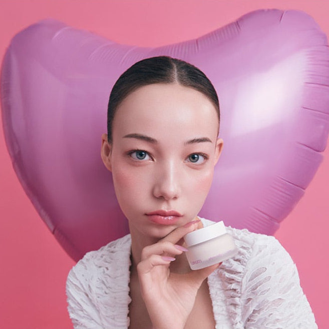 Décris l'image en français en mentionnant le produit, la marque et le contexte visuel : LUVUM Slow Aging Phyto Collagen Cream 50ml