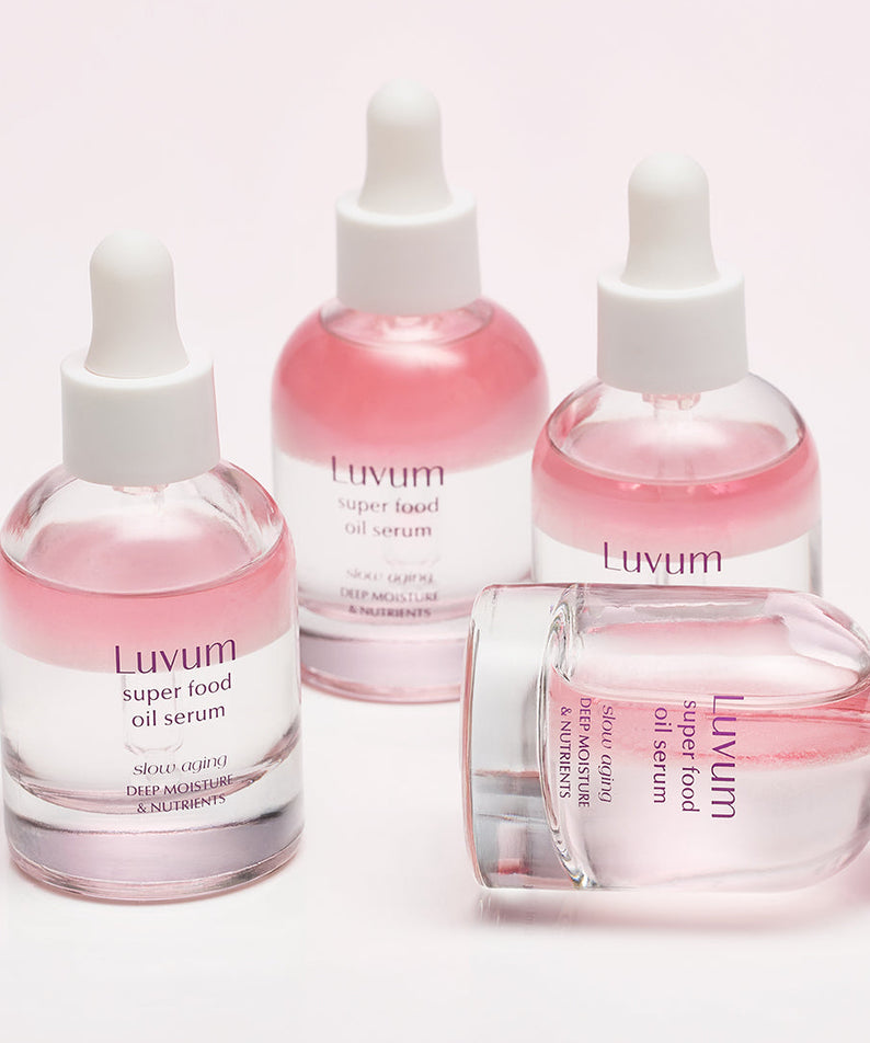 LUVUM Slow Aging Super Food Oil Serum 30ml de Luvum : flacons goutte à goutte sur fond rose clair, photo produit.
