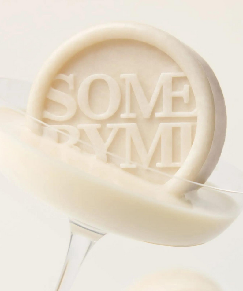 Décris l'image en français mentionnant SOME BY MI Lacto Soy pH Morning Cleansing Bar de SOME BY MI, sur fond clair.