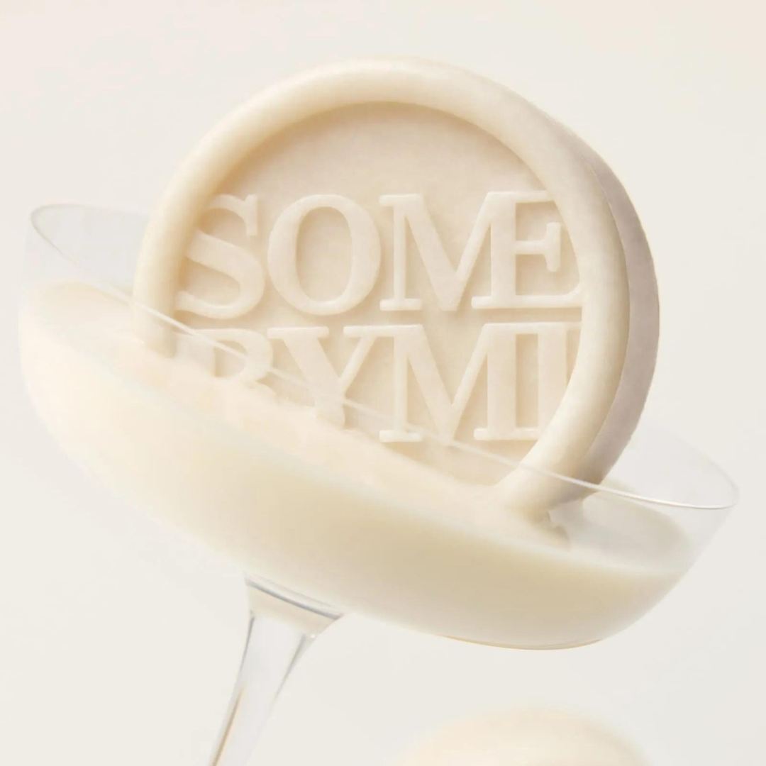 Décris l'image en français mentionnant SOME BY MI Lacto Soy pH Morning Cleansing Bar de SOME BY MI, sur fond clair.