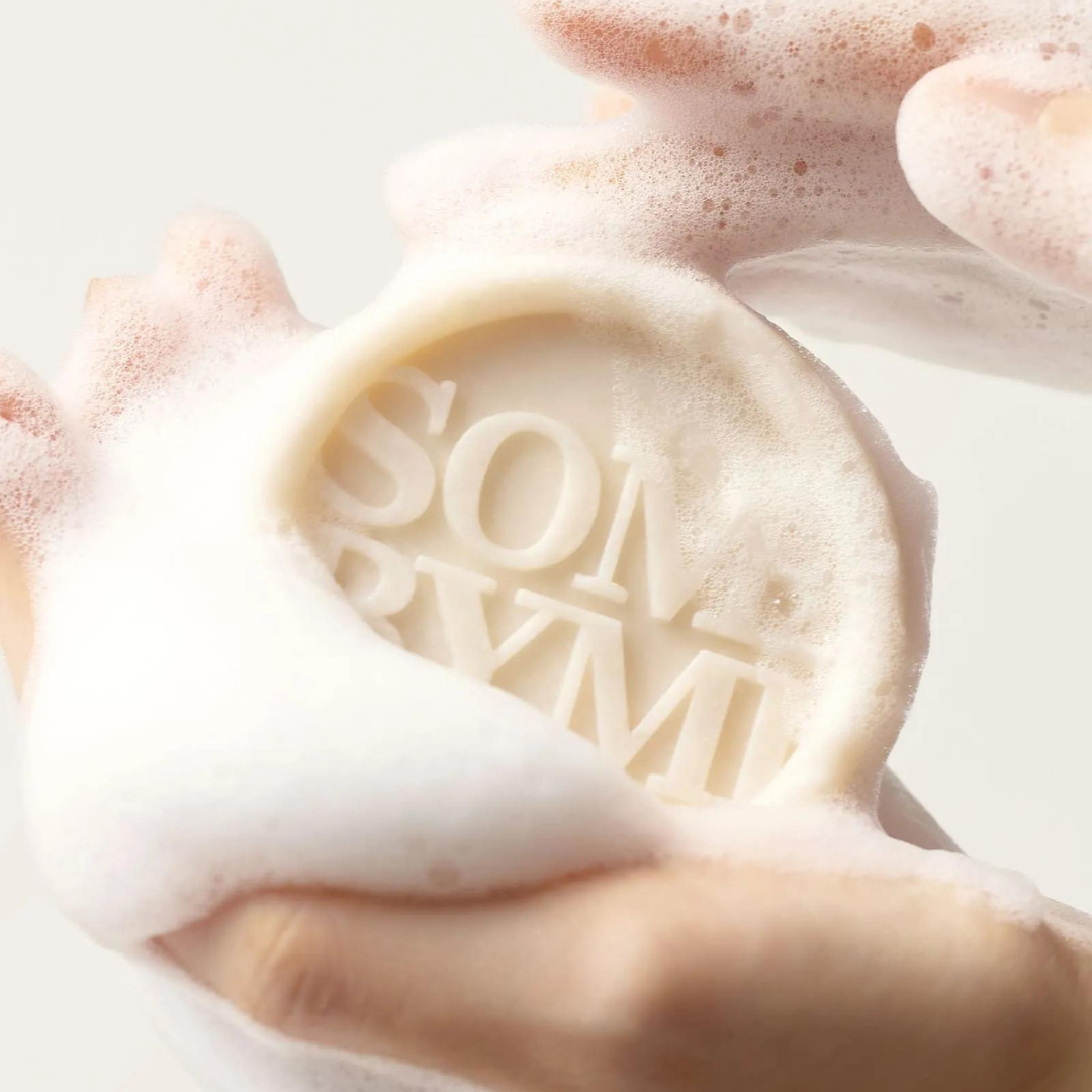 SOME BY MI Lacto Soy pH Morning Cleansing Bar, savon moussant en mains, marque coréenne, contexte salle de bain