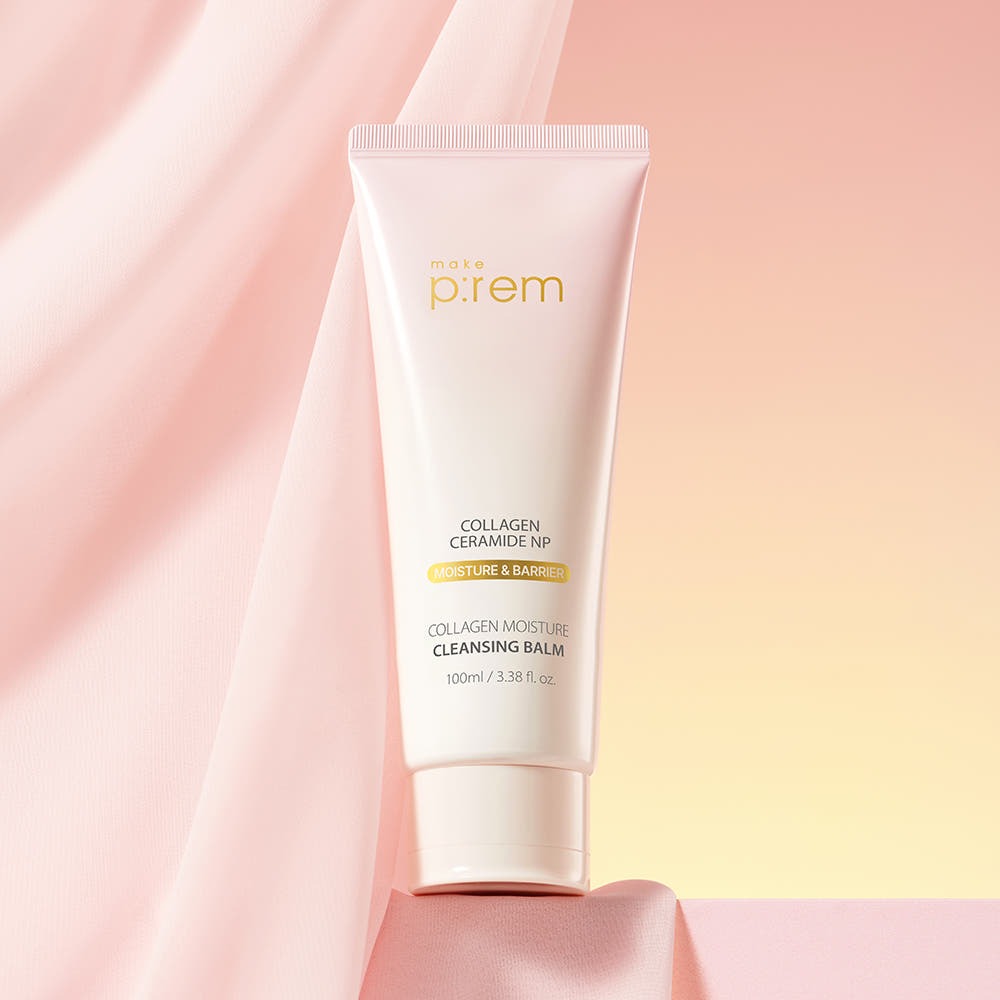 MAKE P:REM  Collagen Moisture Cleansing Balm 100ml, tube crème sur fond rose pastel, ambiance spa.