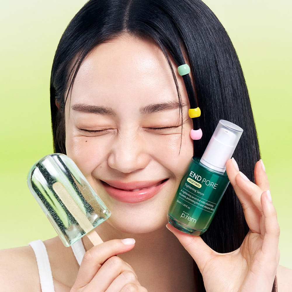 MAKE P:REM  Endpore Vegetinol Tightening Serum 50ml, flacon vert présenté par une femme, fond vert lumineux