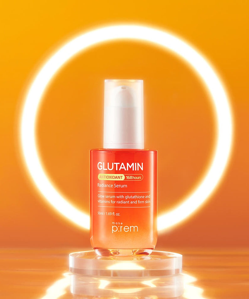 MAKE P:REM  Glutamine Antioxidant Radiance Serum 50ml, flacon sur fond orange avec halo lumineux, contexte beauté