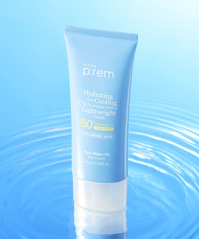 MAKE P:REM  Hyal Water Fit Sunscreen 100ml, tube bleu sur fond d’eau, marque MAKE P:REM, look cosmétique hydratant.