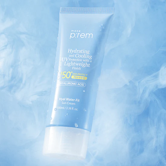 MAKE P:REM  Hyal Water Fit Sunscreen 100ml, crème solaire de la marque sur fond bleu aqueux.