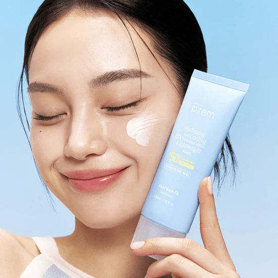 MAKE P:REM  Hyal Water Fit Sunscreen 100ml, tube crème solaire sur une femme souriante, contexte skincare bleu clair.