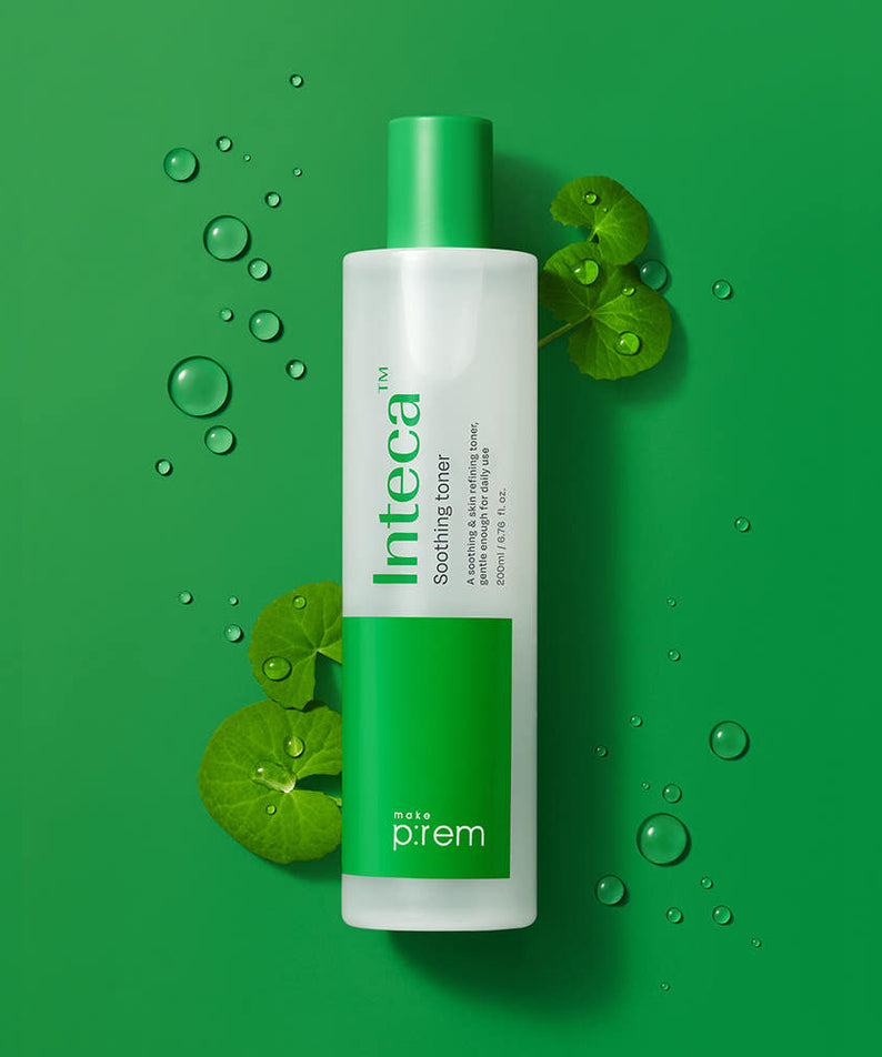 MAKE P:REM Inteca Soothing Toner 200ml, flacon vert sur fond vert avec gouttes d’eau et feuilles, visuel produit