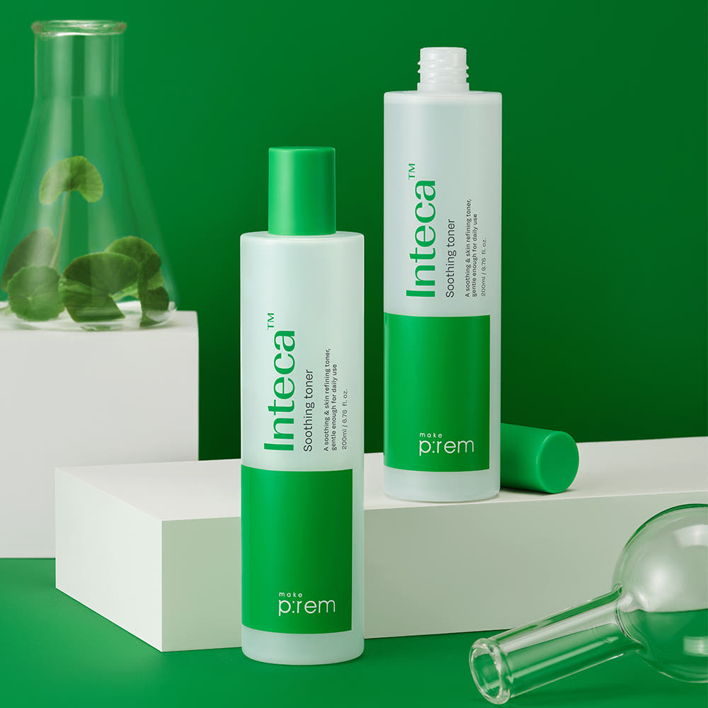 MAKE P:REM Inteca Soothing Toner 200ml, flacons sur fond vert, contexte soins visage, marque P:rem