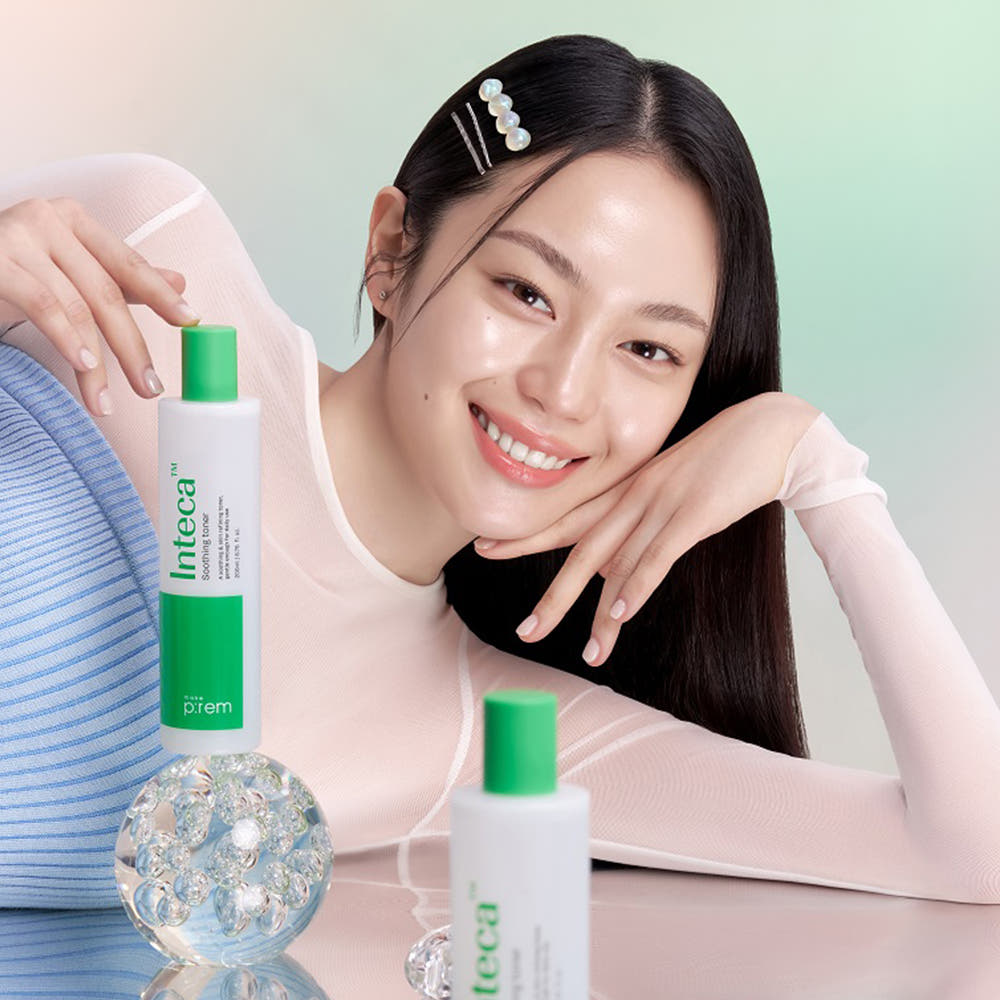 MAKE P:REM Inteca Soothing Toner 200ml : flacon vert et blanc sur fond clair, visage souriant, ambiance soin beauté