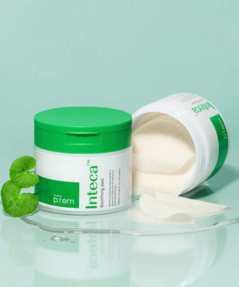 MAKE P:REM  Inteca Trouble Soothing Pads 70 sheets, pot vert et coussinets blancs sur fond bleu menthe, contexte visuel
