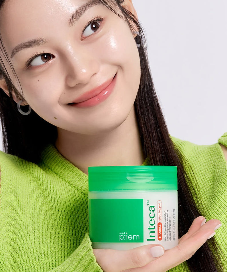 MAKE P:REM  Inteca Trouble Soothing Pads 70 sheets : jeune femme tient le pot, ambiance propre sur fond clair