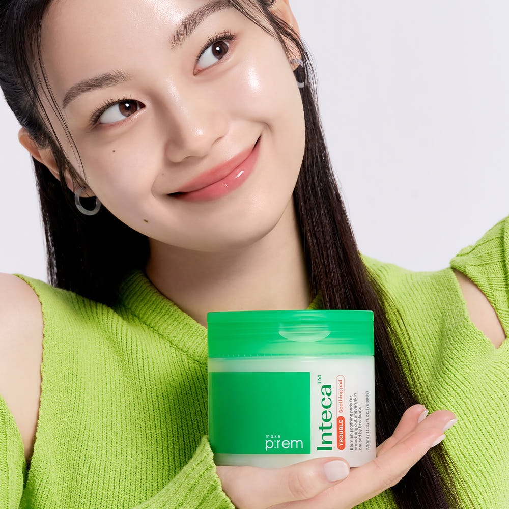 MAKE P:REM  Inteca Trouble Soothing Pads 70 sheets : jeune femme tient le pot, ambiance propre sur fond clair