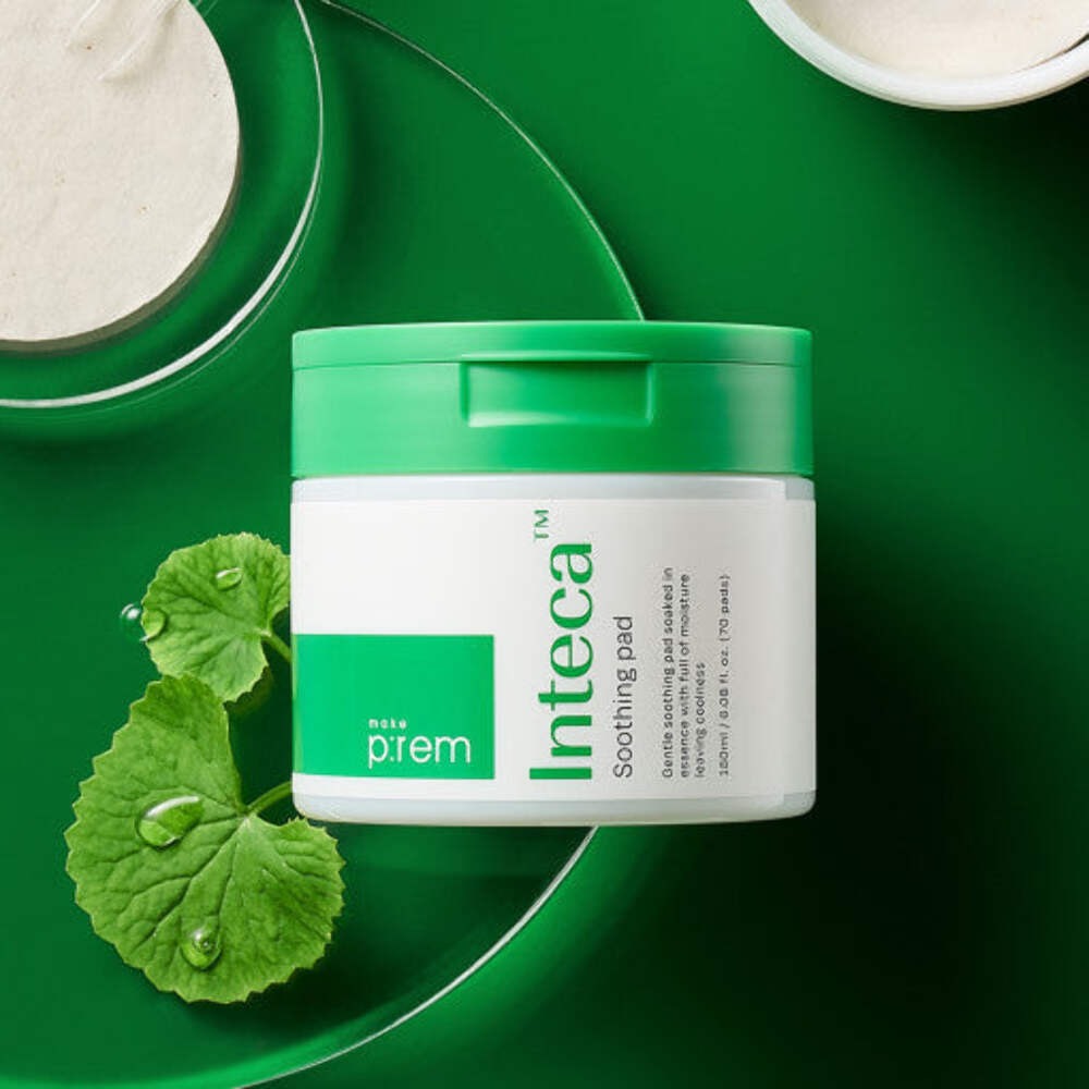 MAKE P:REM  Inteca Trouble Soothing Pads 70 sheets, pot vert sur fond vert avec feuilles, concept apaisant