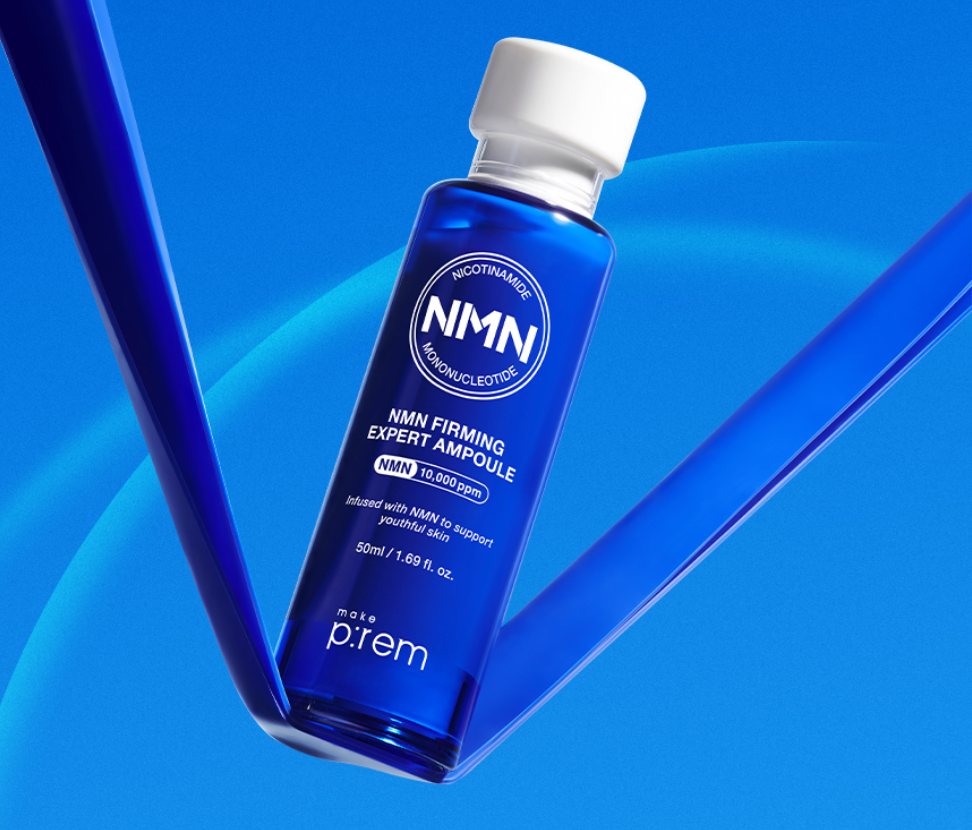 MAKE P:REM NMN Firming Expert Ampoule 50ml de la marque MAKE P:REM, flacon bleu sur fond bleu abstrait
