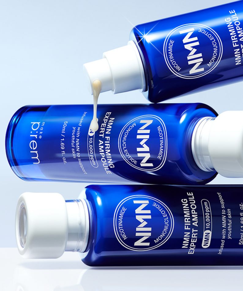 MAKE P:REM NMN Firming Expert Ampoule 50ml, flacons bleus MAKE P:REM sur fond bleu clair, sérum texture