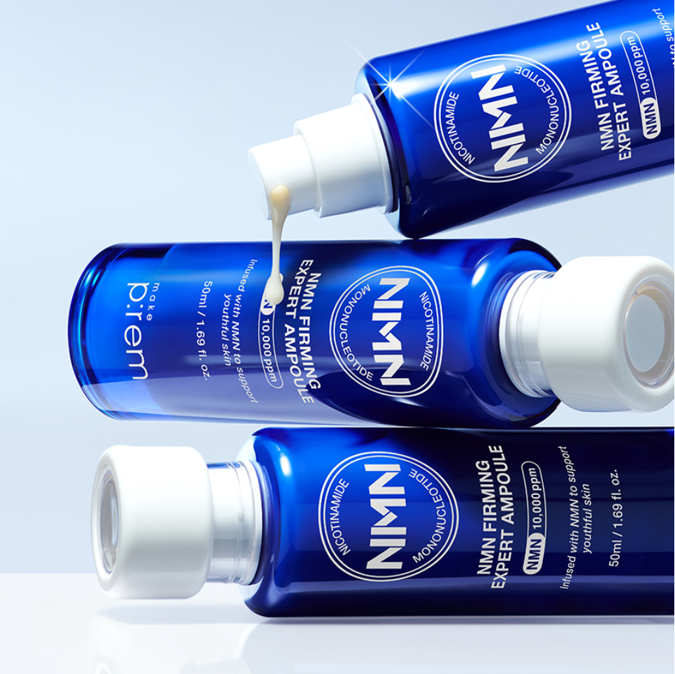 MAKE P:REM NMN Firming Expert Ampoule 50ml, flacons bleus MAKE P:REM sur fond bleu clair, sérum texture