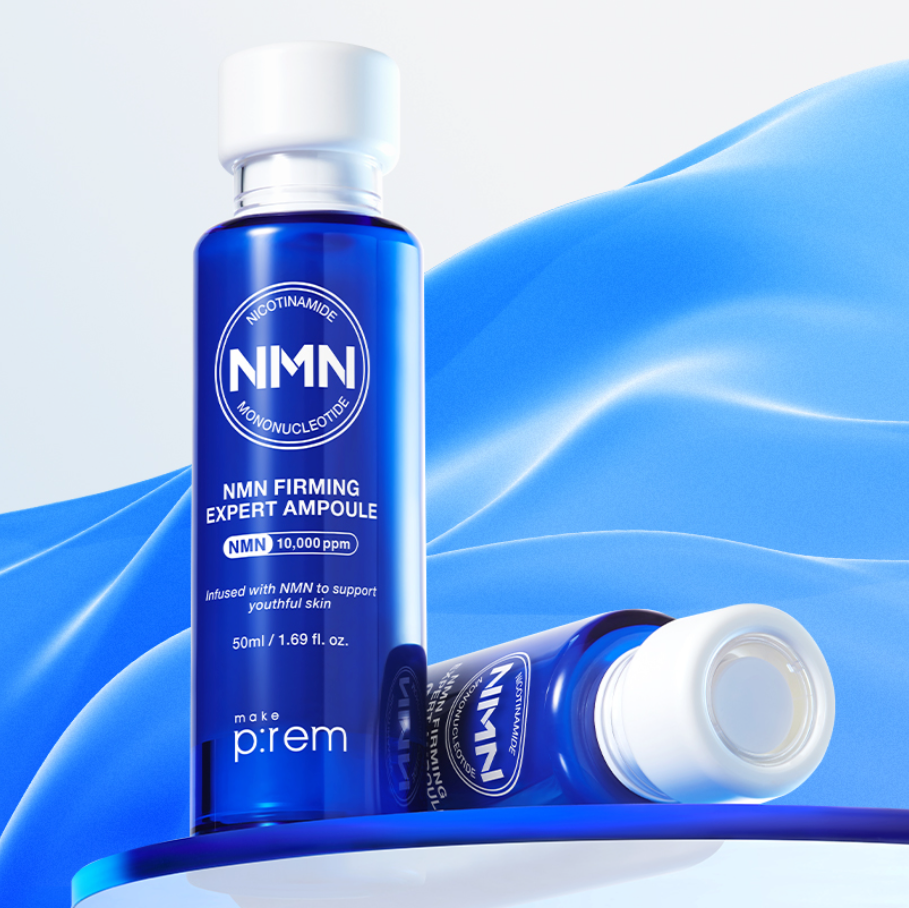 MAKE P:REM NMN Firming Expert Ampoule 50ml, flacon bleu de la marque make p:rem sur fond abstrait bleu
