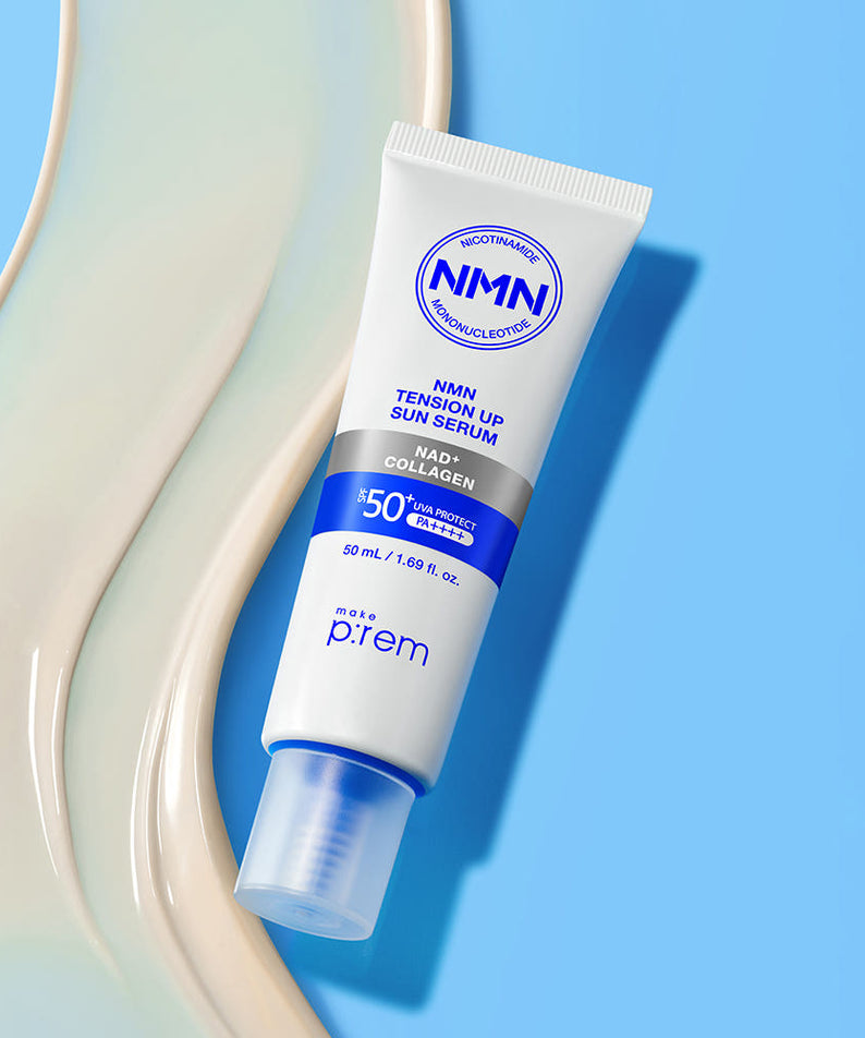 MAKE P:REM NMN Tension Up Sun Serum SPF 50+ PA++++ 50ml, tube sur fond bleu, crème solaire en contexte beauté