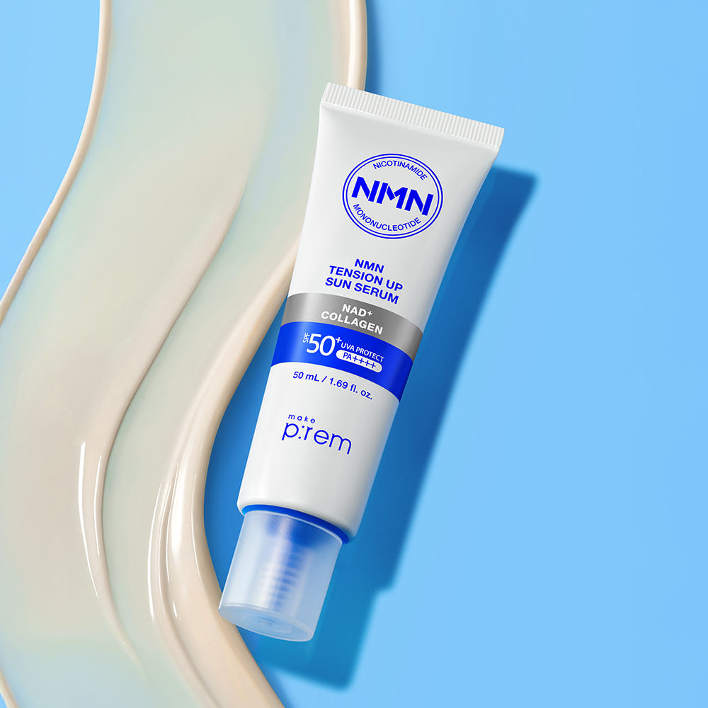MAKE P:REM NMN Tension Up Sun Serum SPF 50+ PA++++ 50ml, tube sur fond bleu, crème solaire en contexte beauté