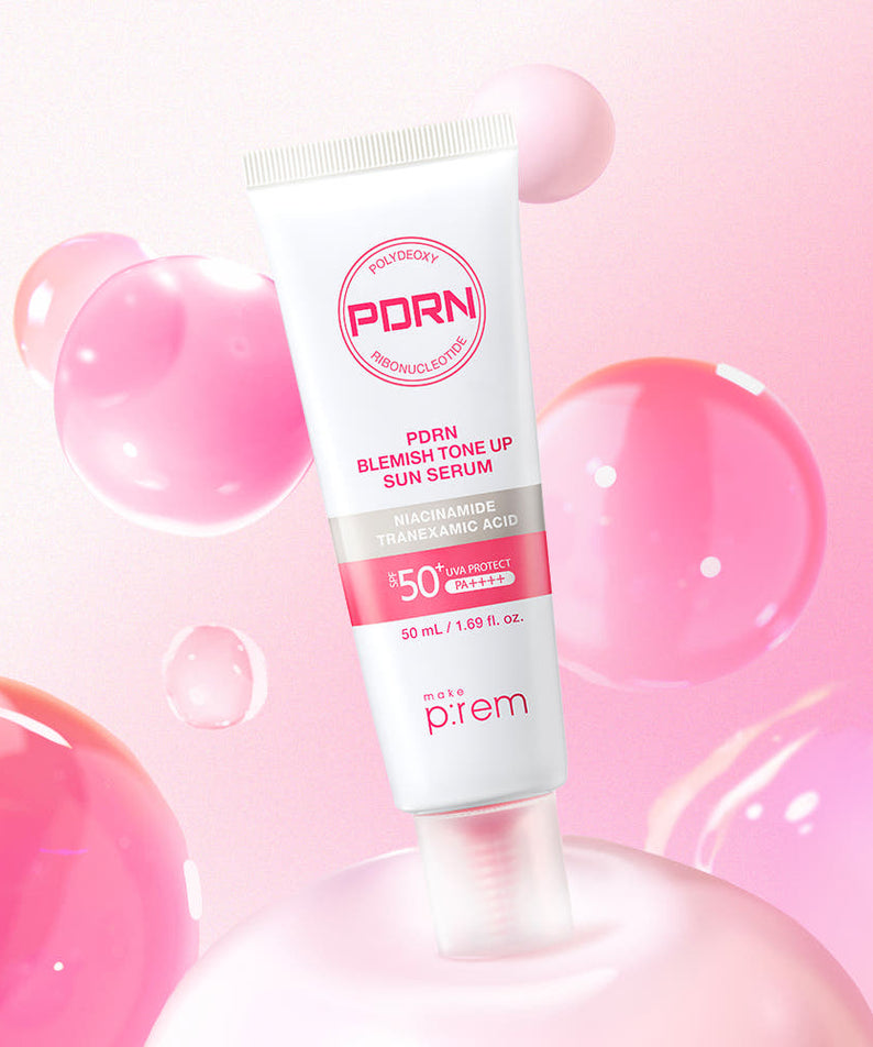 MAKE P:REM PDRN Blemish Tone-Up Sun Serum SPF 50+ PA++++ 50ml de la marque MAKE P:REM, sur fond rose avec gouttes