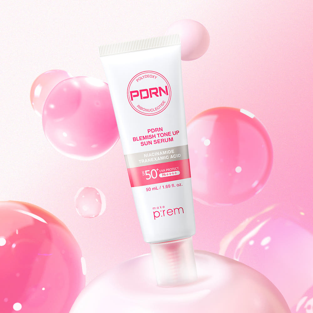 MAKE P:REM PDRN Blemish Tone-Up Sun Serum SPF 50+ PA++++ 50ml de la marque MAKE P:REM, sur fond rose avec gouttes