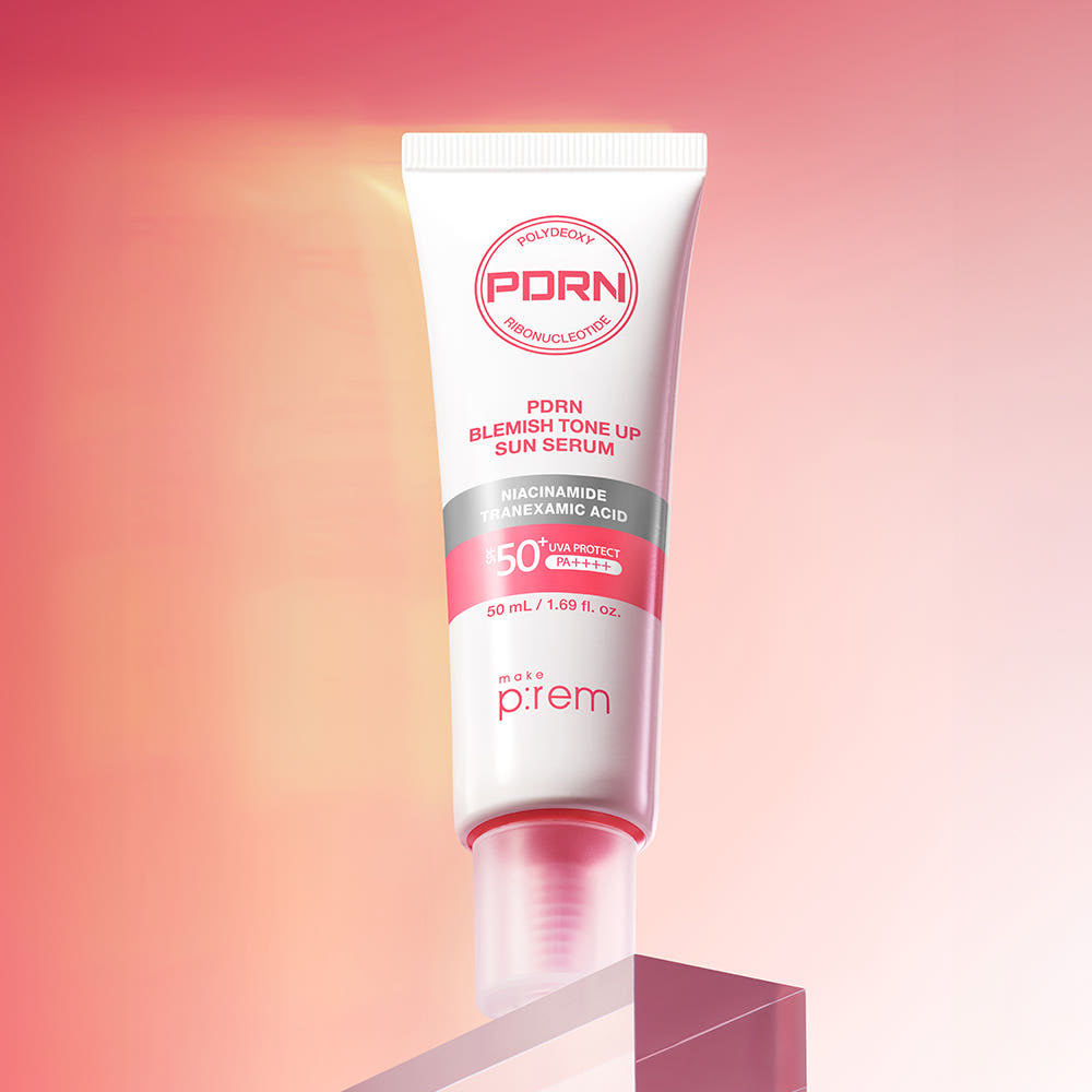 MAKE P:REM PDRN Blemish Tone-Up Sun Serum SPF 50+ PA++++ 50ml, tube sur fond rose/rouge, marque mise en avant.