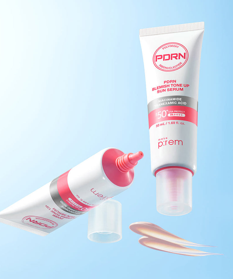 MAKE P:REM PDRN Blemish Tone-Up Sun Serum SPF 50+ PA++++ 50ml, sérum solaire en tube sur fond bleu clair.