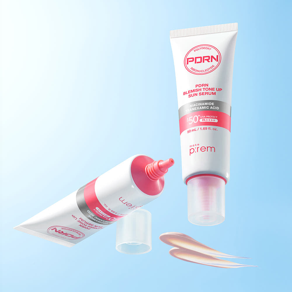 MAKE P:REM PDRN Blemish Tone-Up Sun Serum SPF 50+ PA++++ 50ml, sérum solaire en tube sur fond bleu clair.