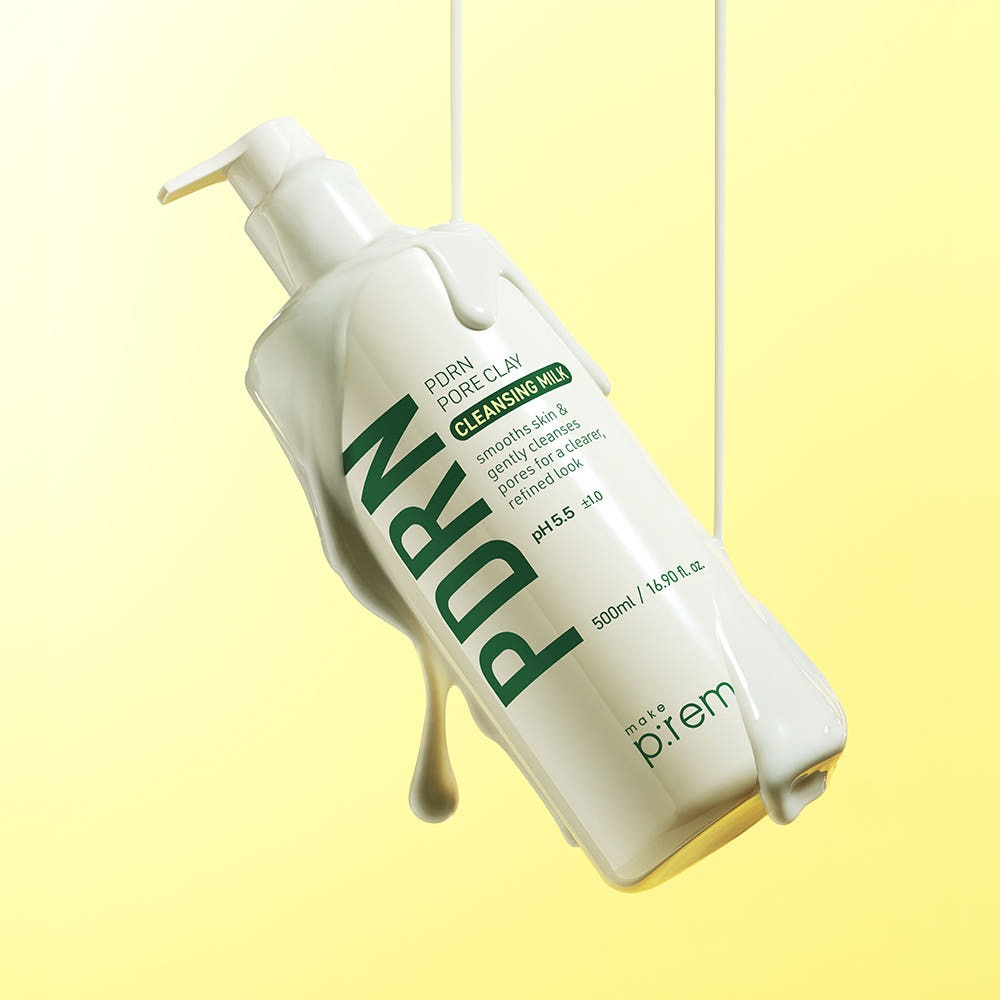 MAKE P:REM  PDRN Pore Clay Cleansing Milk 500ml, flacon blanc sur fond jaune, contexte visuel produit maquillage/cosmétiques.