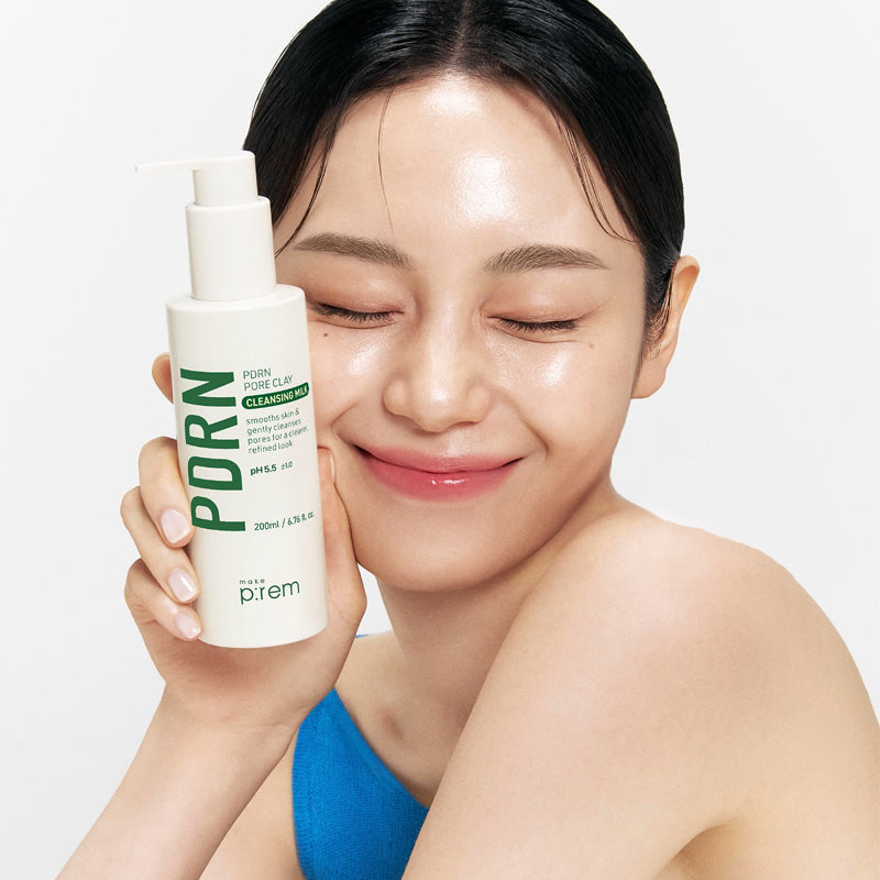 MAKE P:REM  PDRN Pore Clay Cleansing Milk 500ml, flacon tenu par une femme, contexte visuel skincare en studio.