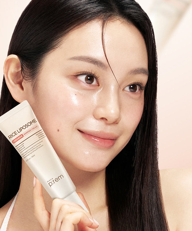 MAKE P:REM Rice Liposome Ceramide Barrier Cream 50ml, femme en gros plan tenant le tube, fond clair, contexte beauté