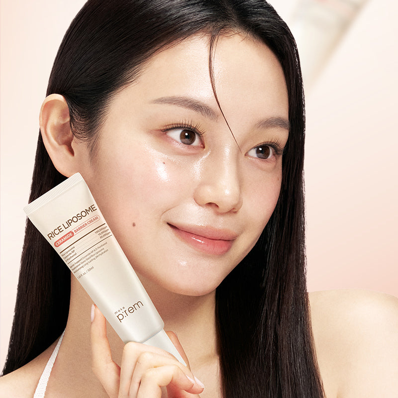MAKE P:REM Rice Liposome Ceramide Barrier Cream 50ml, femme en gros plan tenant le tube, fond clair, contexte beauté
