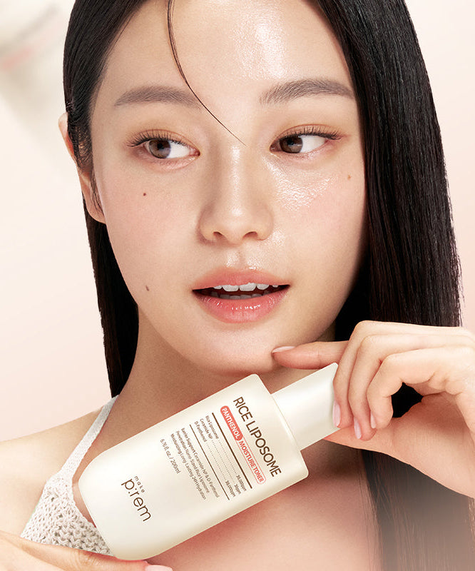 MAKE P:REM Rice Liposome Panthenol Moisture Toner 200ml, femme en gros plan, peau hydratée, produit sur crème, fond clair