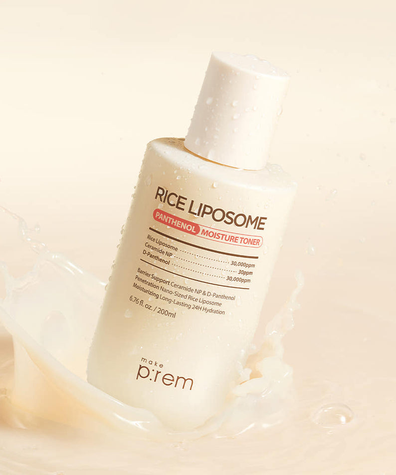 MAKE P:REM Rice Liposome Panthenol Moisture Toner 200ml, flacon skincare dans une mise en scène avec éclaboussures crème (brun).