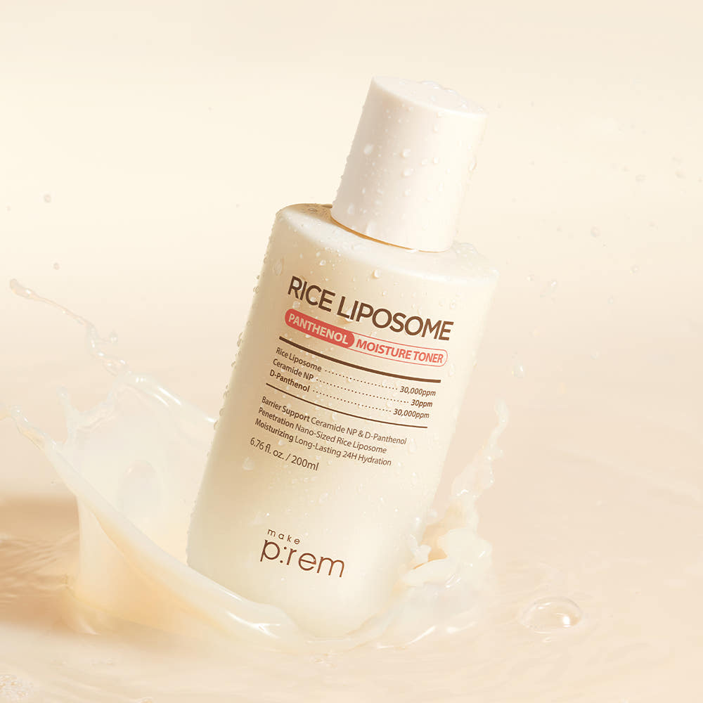 MAKE P:REM Rice Liposome Panthenol Moisture Toner 200ml, flacon skincare dans une mise en scène avec éclaboussures crème (brun).