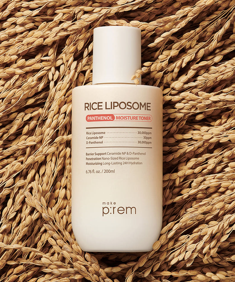 MAKE P:REM Rice Liposome Panthenol Moisture Toner 200ml, flacon make p:rem sur fond de grains de riz (contexte visuel).