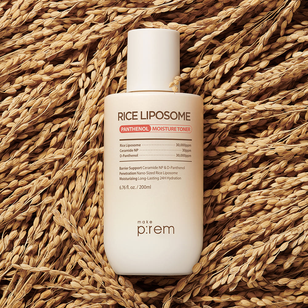 MAKE P:REM Rice Liposome Panthenol Moisture Toner 200ml, flacon make p:rem sur fond de grains de riz (contexte visuel).