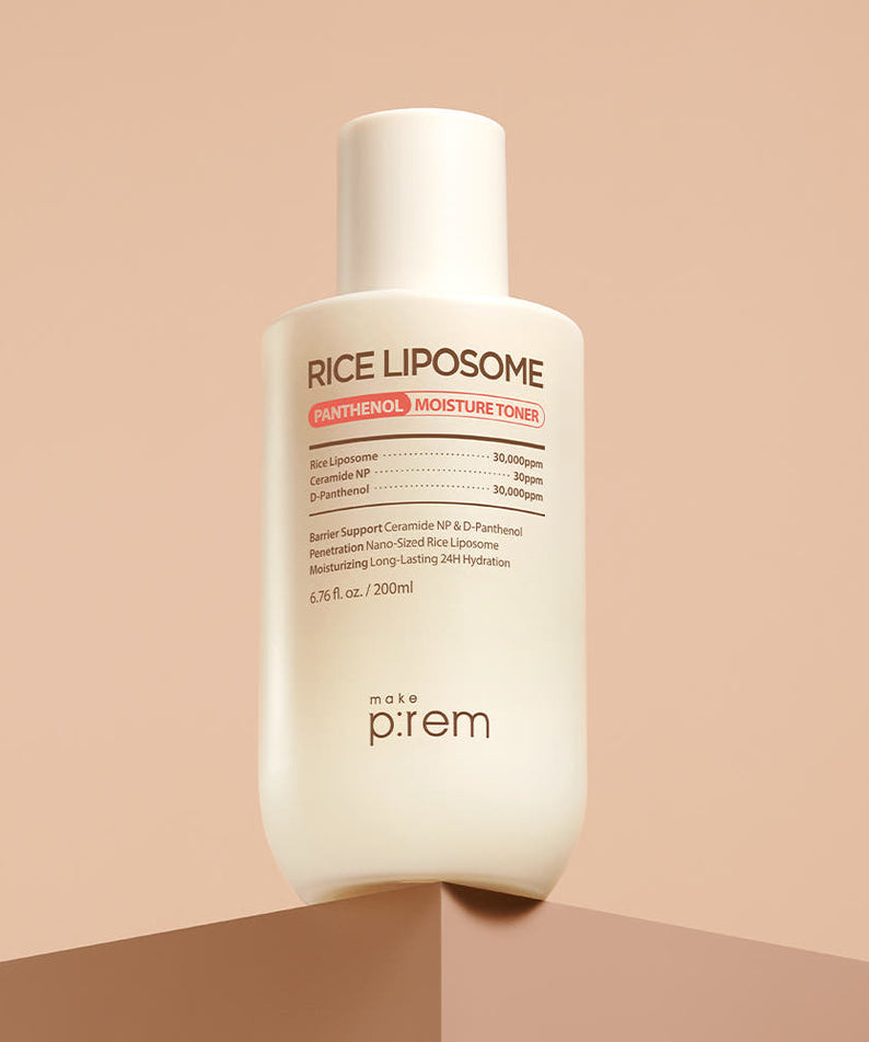 MAKE P:REM Rice Liposome Panthenol Moisture Toner 200ml, bouteille crème sur fond beige minimaliste, marque visible.